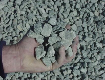 粗集料容易运料车的两边,卸料时直接滚到摊铺机料斗的两侧,把粗集料