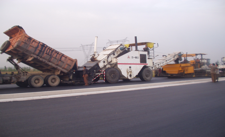 路面砼施工技术交底资料下载-沥青路面施工技术及施工工艺（ppt）