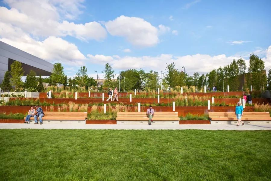 "之"字形底部的木制长椅 面向长方形草坪和活动广场 触感舒适 它们