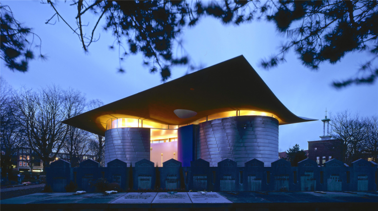 乍一看,外围像两个铁皮圆筒加个上扬的「盖子」,和教堂给人的封闭感毫