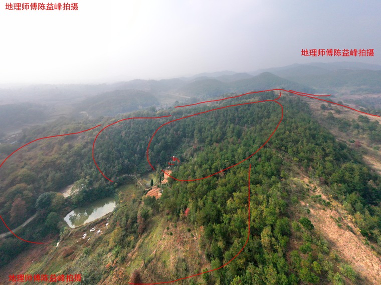 侧看风吹罗带穴,龙脉来势清楚,朝迎拱护严密,星辰尊贵