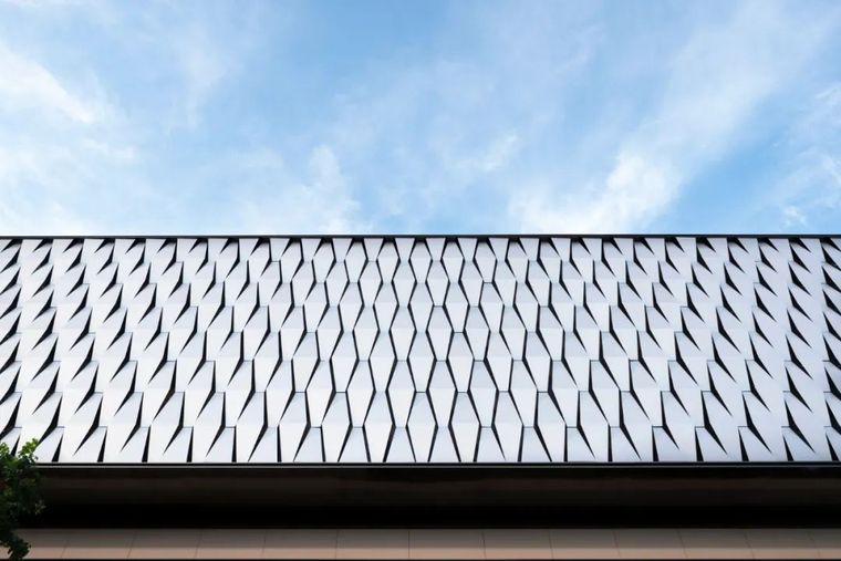 编织立面细节 整体选用浅色金属铝板,简洁的单元等具有识别性材料