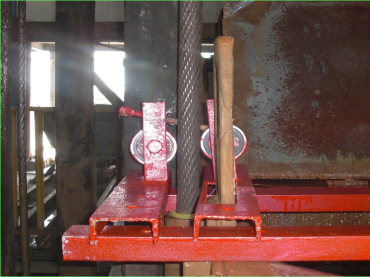 钢丝绳绳夹马鞍式资料下载-滚轮式钢丝绳水垢清理装置的研制