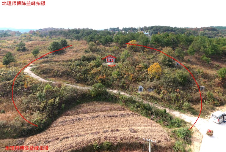 鋪天蓋地,重嶺疊嶂,星峰起伏,勢如層波巨浪,奔騰翻滾,主脈層層中穿