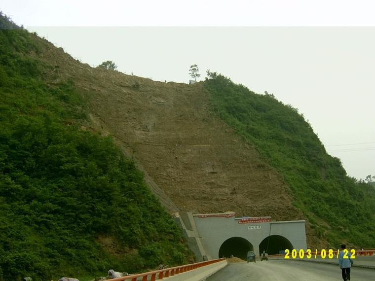 隧道进口挡土墙.jpg