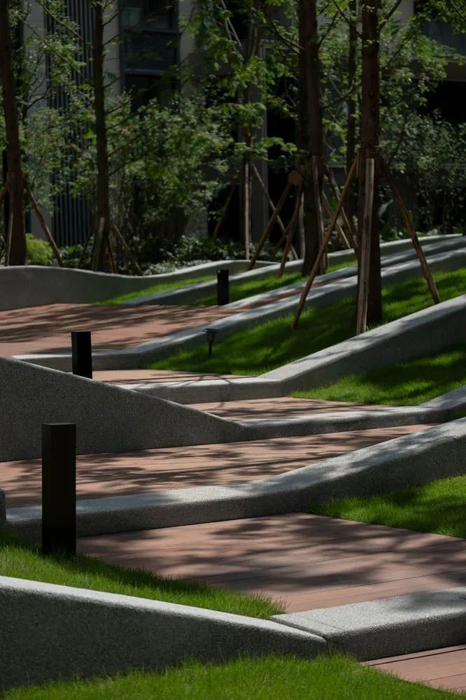 为整个场地注入源源不断的生机与活力,同时利用场地高差营造下沉式