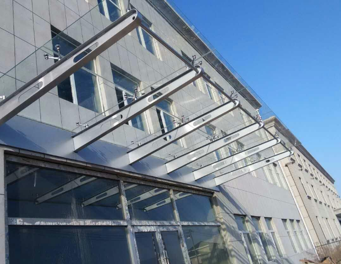 2米玻璃雨棚资料下载-147.6米悬挂式双向拱形玻璃雨棚施工工法
