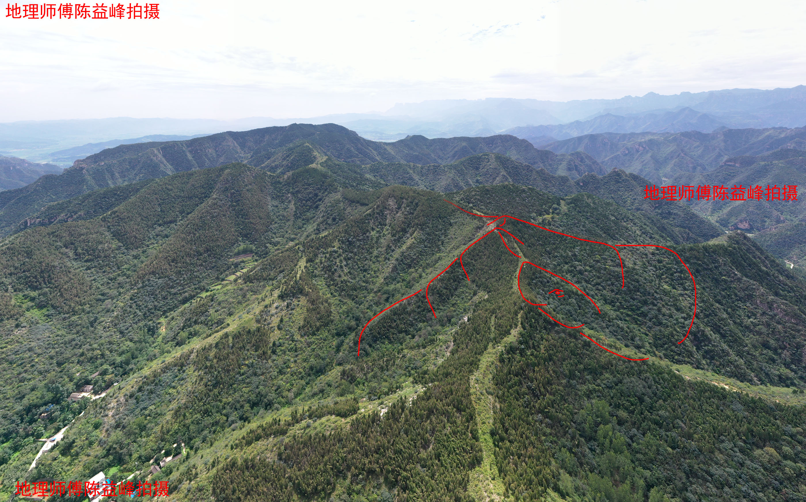 侧看元氏祖坟,自祖山发下,离祖不远即结顶,降势过脉,起星结穴开局