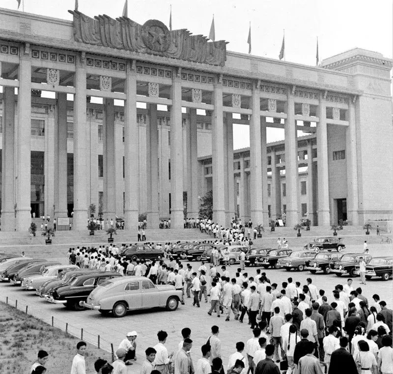 1961年7月1日,中國革命博物館和中國歷史博物館同時正式開館,參觀的