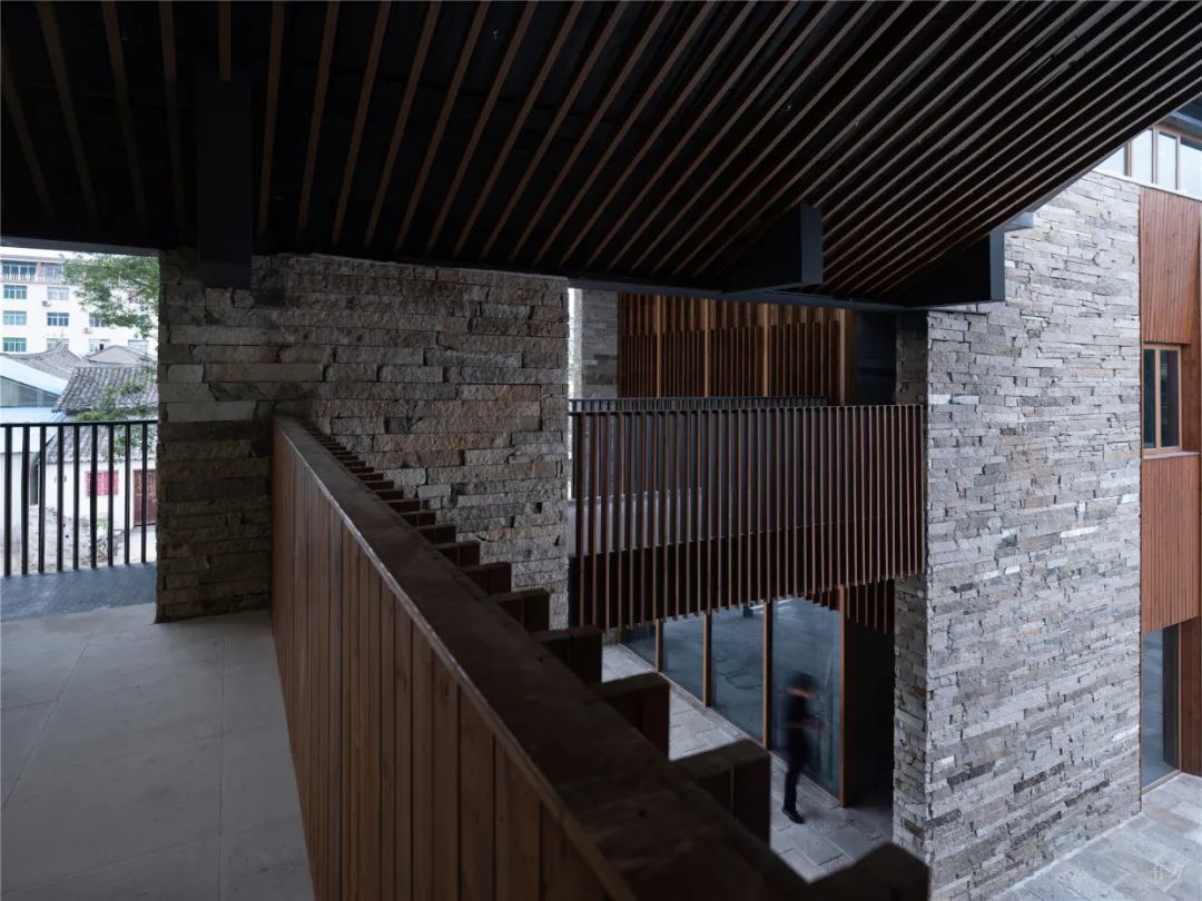 挑廊回望村落空间  摄影:直译建筑摄影