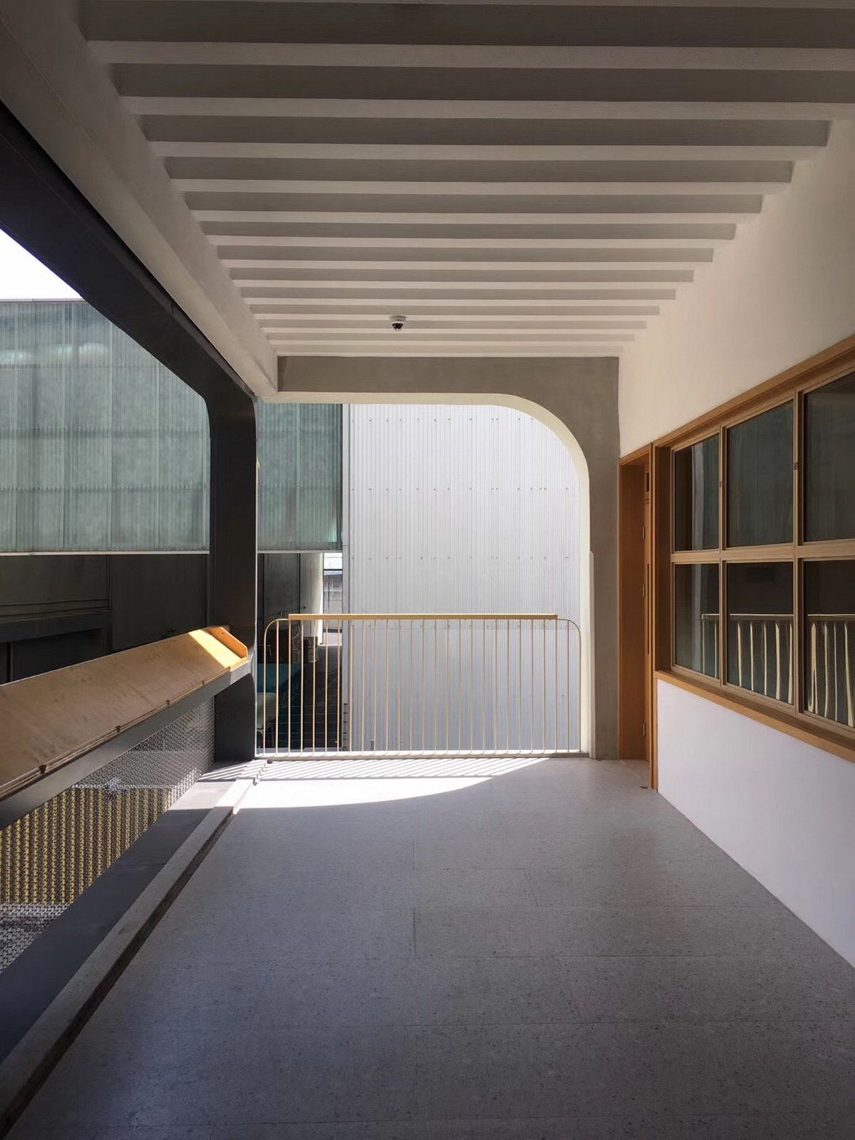 r1 教学楼外走廊-祝晓峰摄_调整大小.jpg