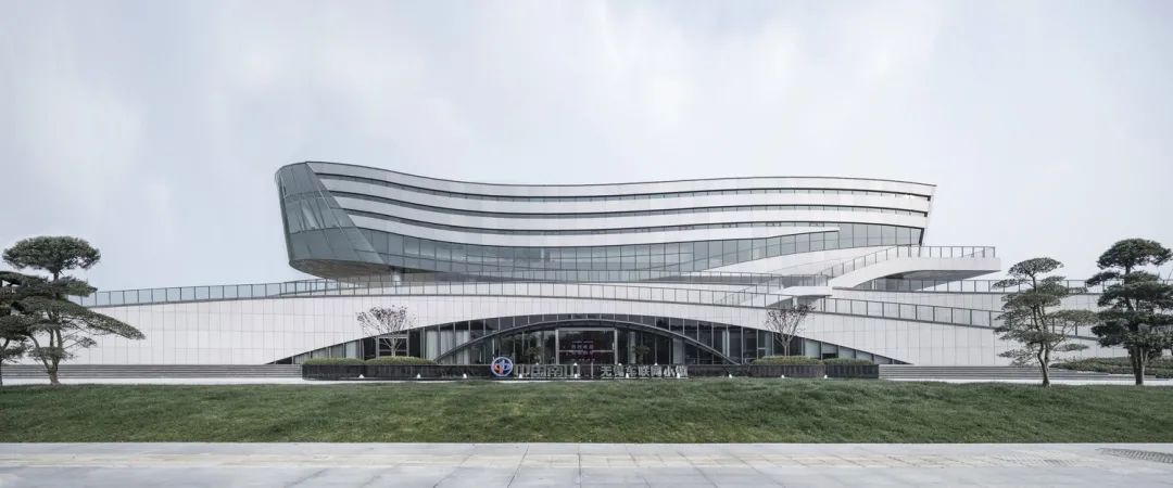 建筑正面外观 「一层」 室内空间以无暇的白及简洁的弧线为主导