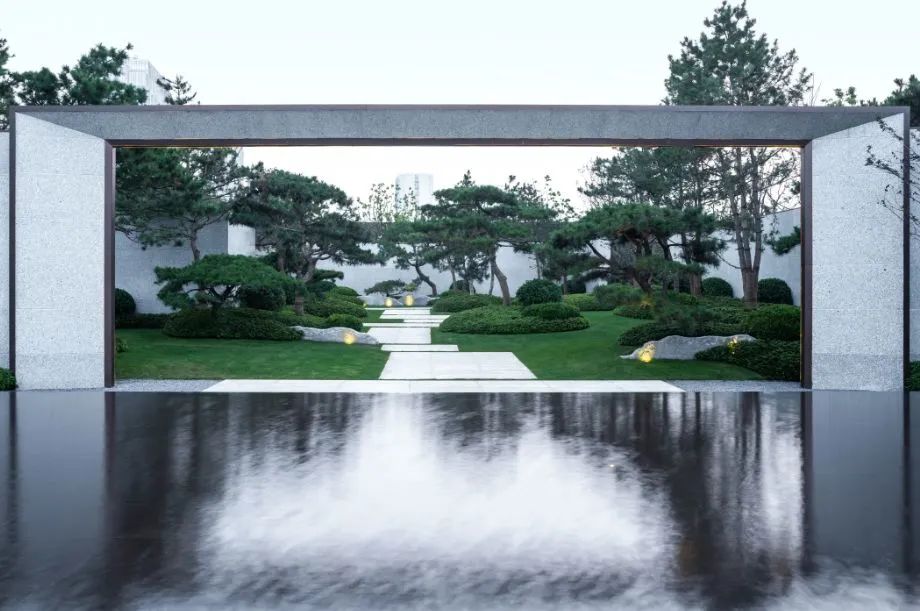 古松夹道 水镜旖旎,将天地倒影其间,辅以框景整合景观,梳理观景视线