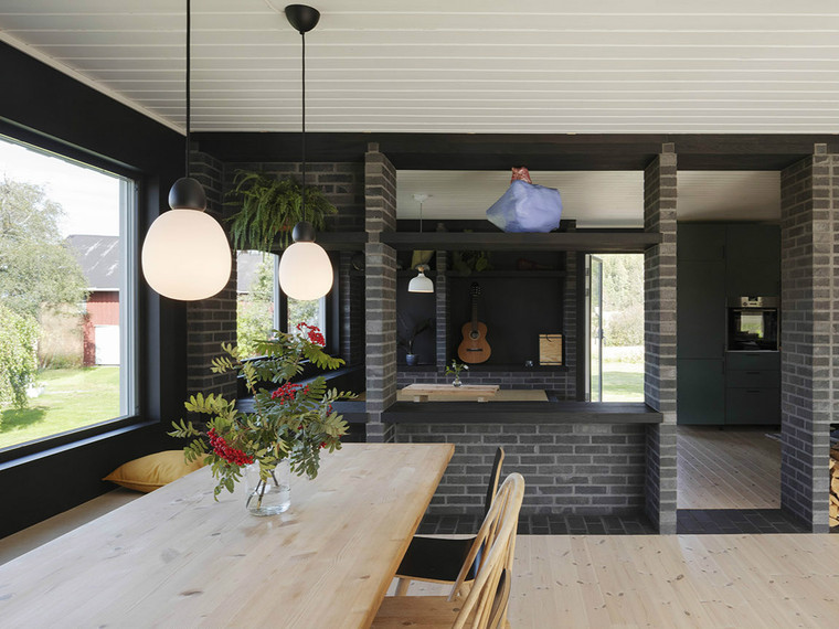 挪威黑砖装饰的白色房子