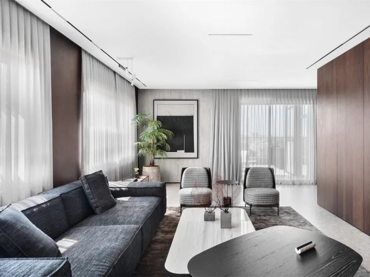 现代极简的顶层复式公寓