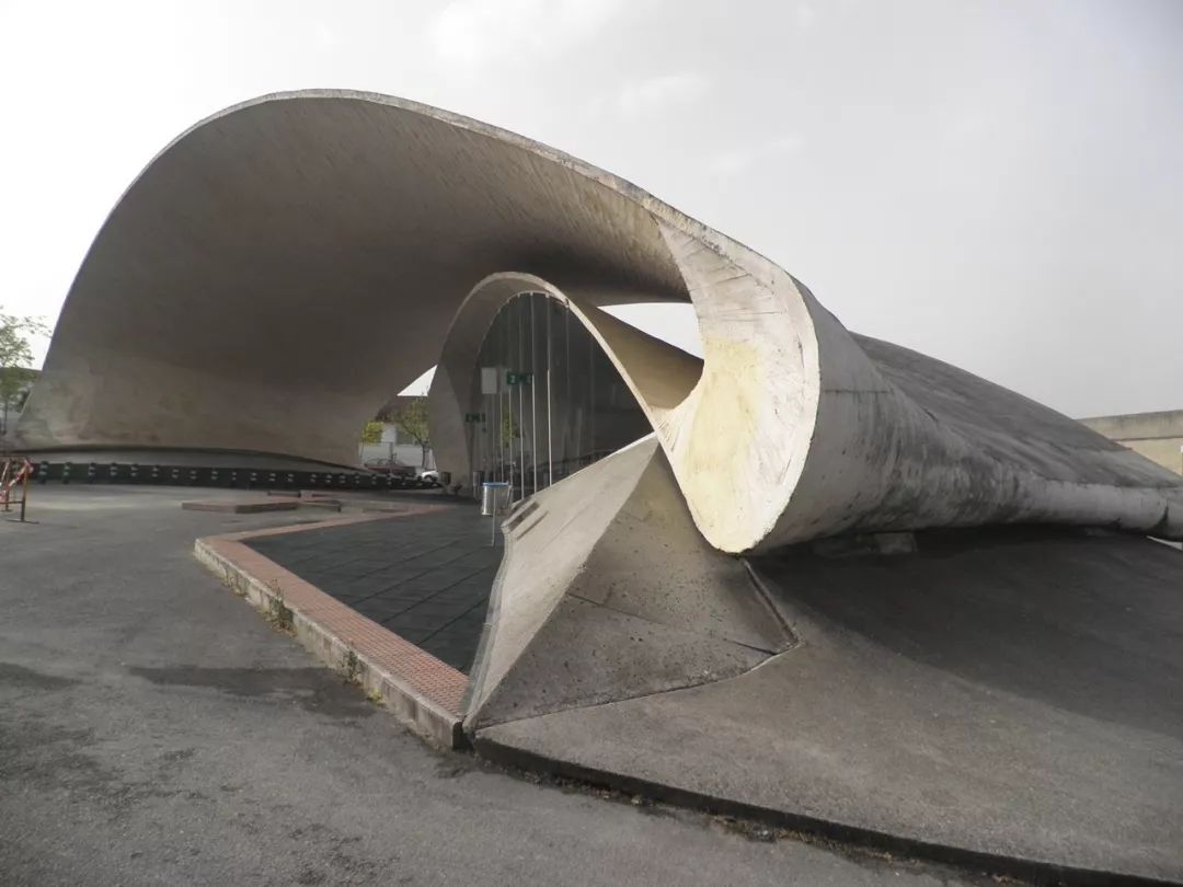 它于2004年完工,可能是 garcía 设计的最具戏剧性的带状建筑结构.