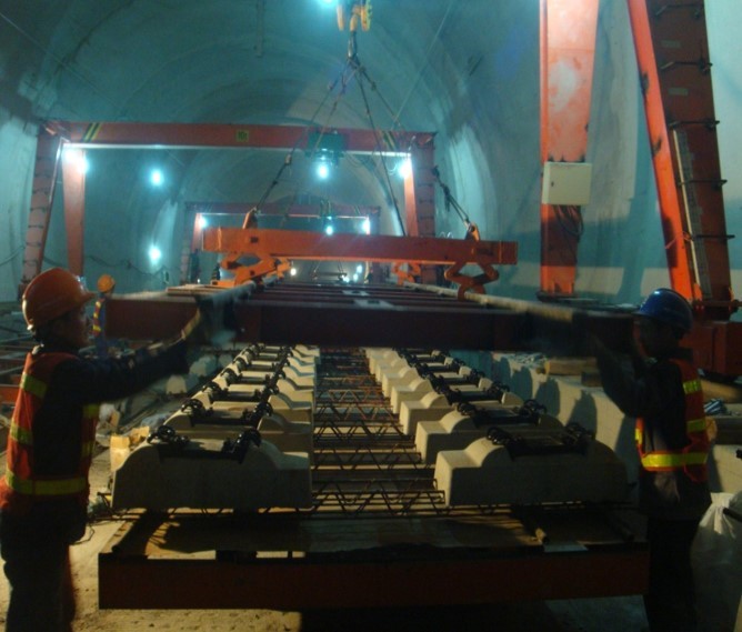 轨道轨排组装资料下载-隧道无砟轨道施工技术及过程（PPT）