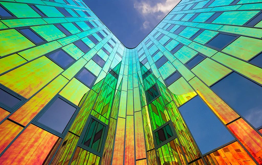 幻彩膜 炫彩玻璃是一种色,可以根据太阳直射的顶角和观察者所处位置