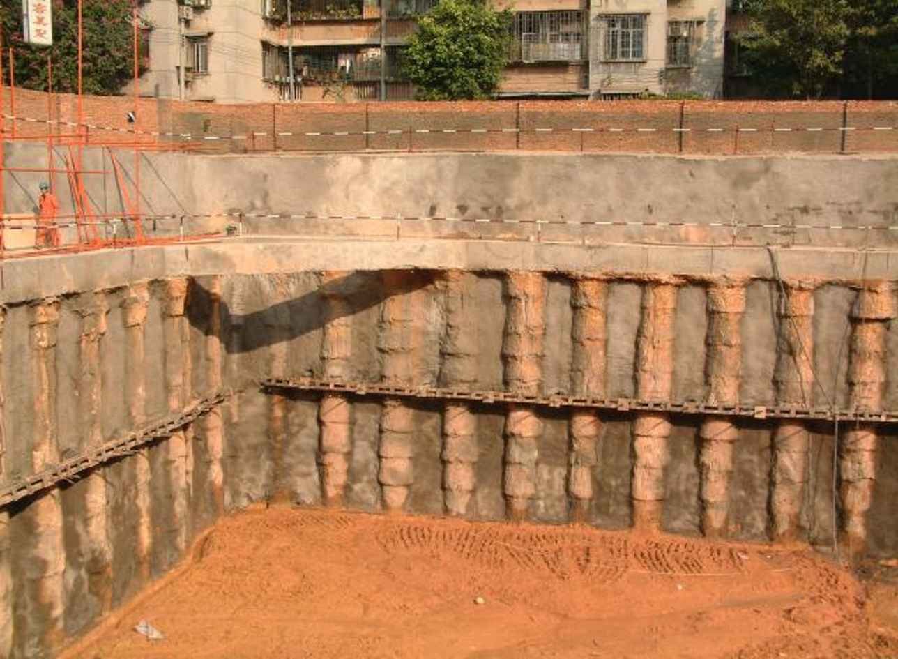 待完工后再挖除排桩内侧土体,边挖边用支撑杆将支护排桩与中央部分