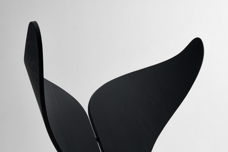 胶合板不锈钢鲸鱼椅实景图2.jpg