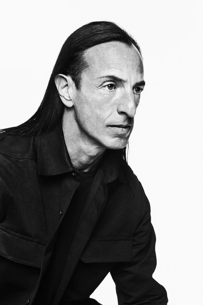设计师瑞克·欧文斯 (rick owens) 出生于美国南加州,毕业于纽约
