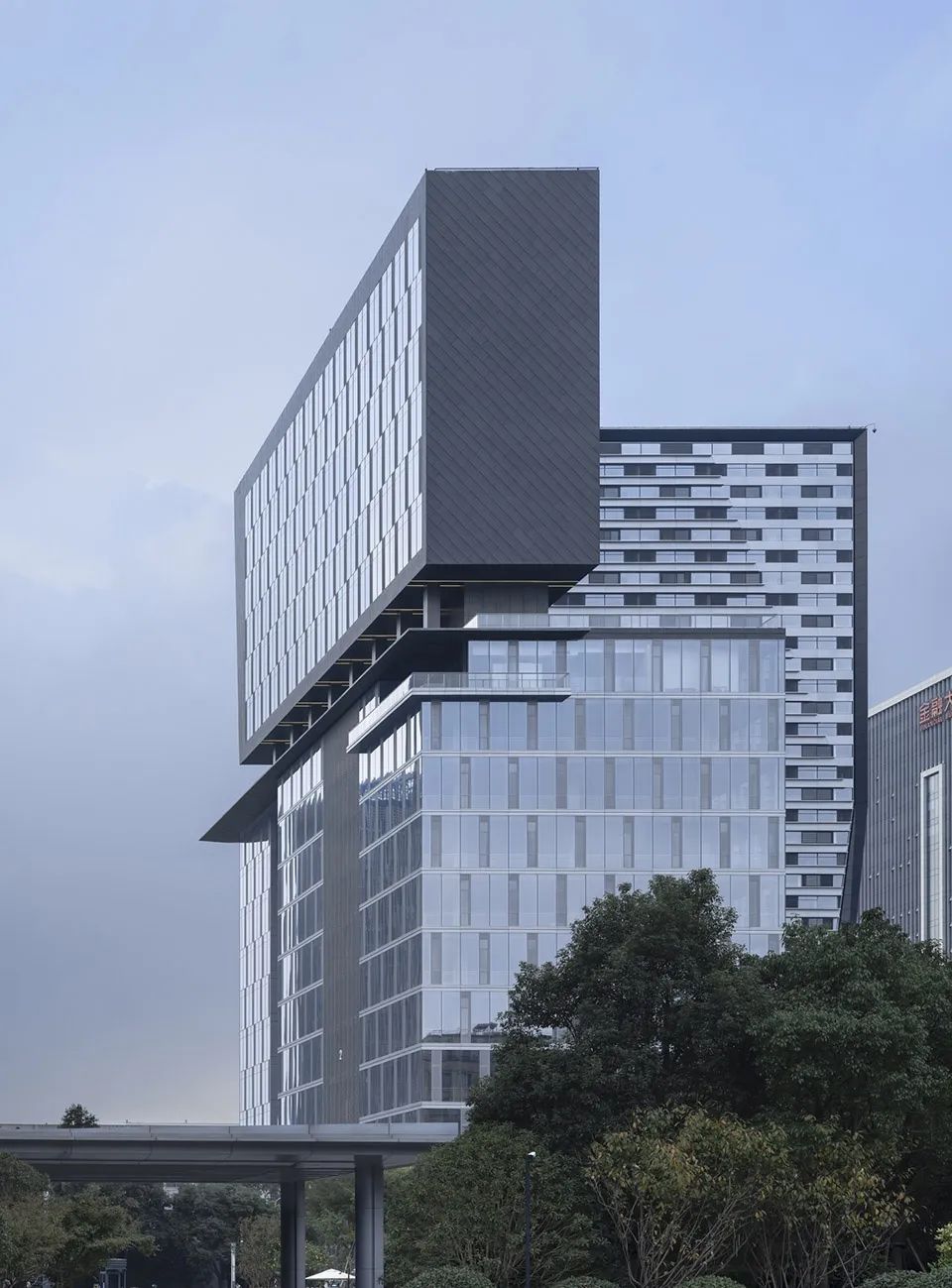 ▼不同的立面形式削弱建筑的体量感 姚力