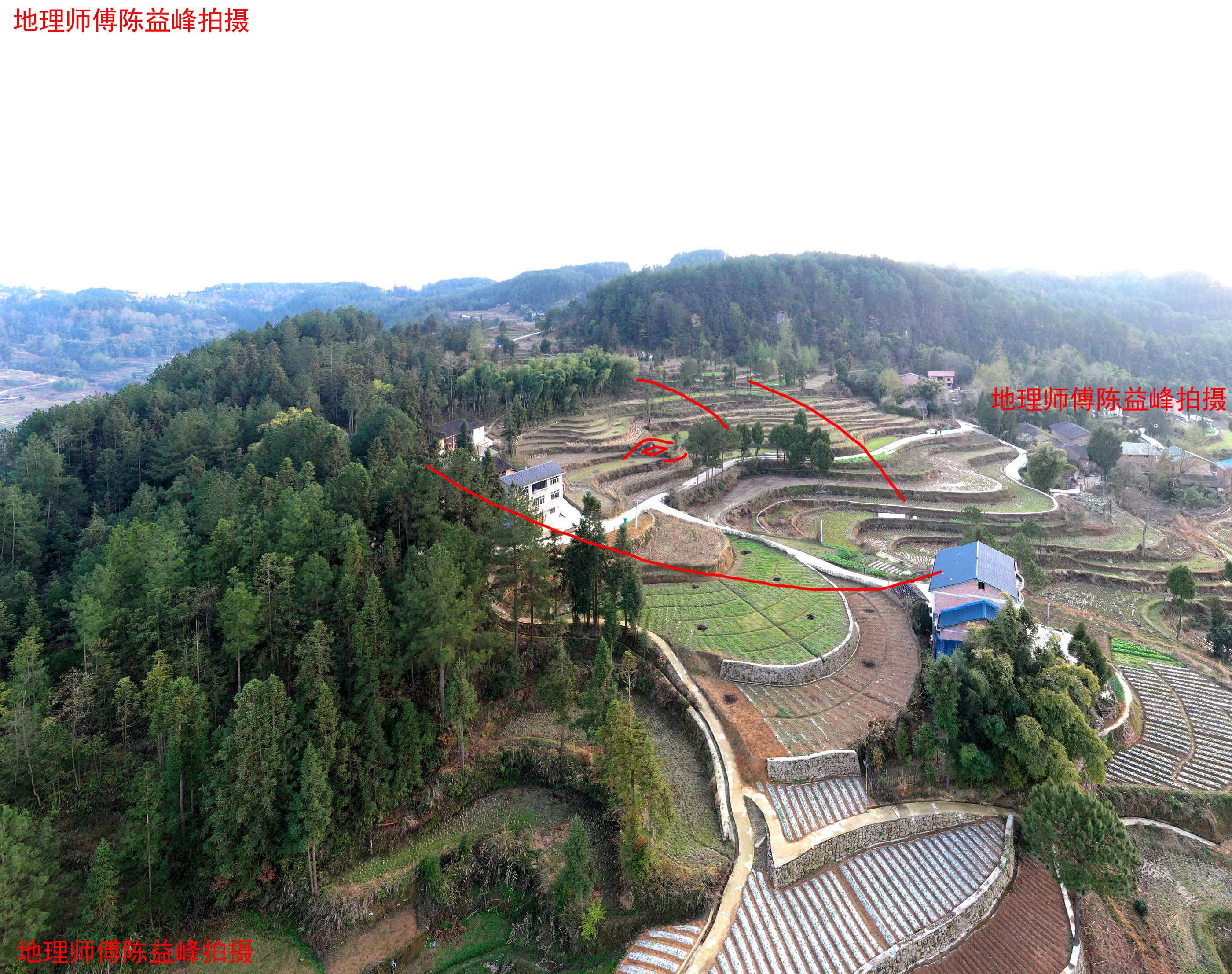 高山禄存星结穴,拖出的枝脚,星峰不起,长如瓜斛,穴在中心