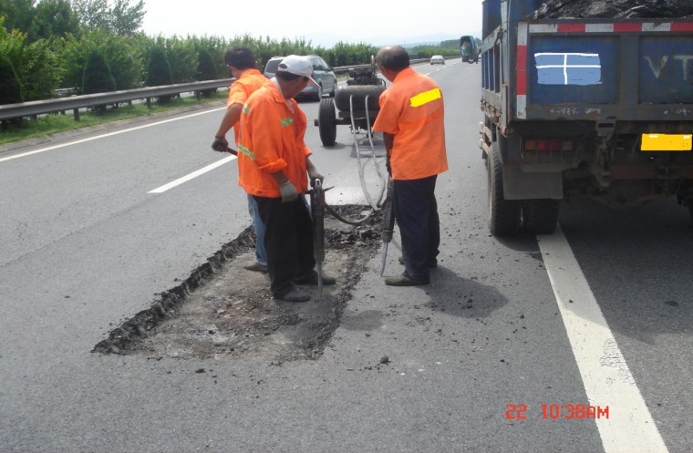 沥青路面渗水处理方案资料下载-沥青路面日常养护及维修施工要点