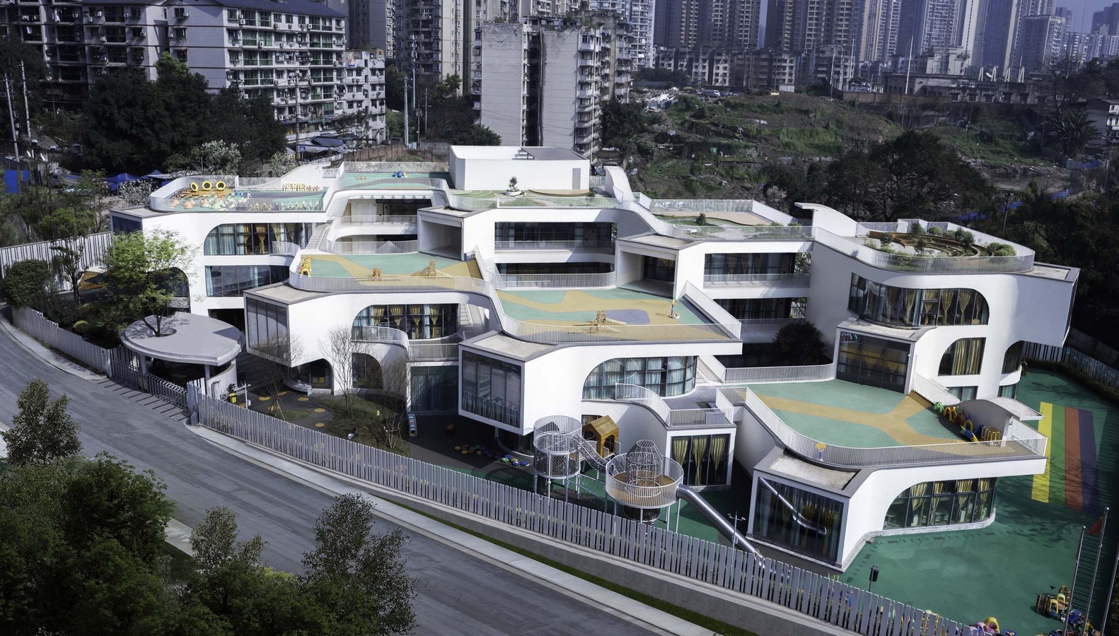 重庆弹子石幼儿园：阶梯状屋顶平台 / NAN Architects – 有方