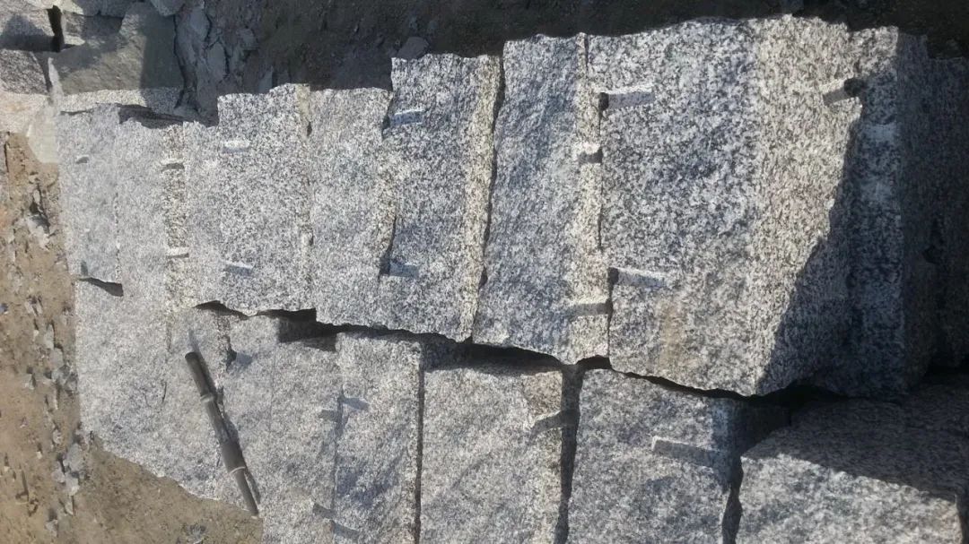 加工成比较方整,至少有一个平面是平整的.