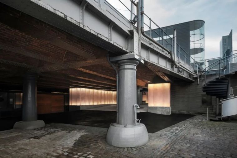 城市高架桥下空间设计资料下载-曼切斯特高架桥下，特别展览馆 / CG