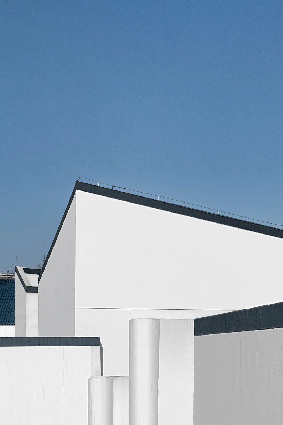 建筑顶部勾勒韵律天际线造型