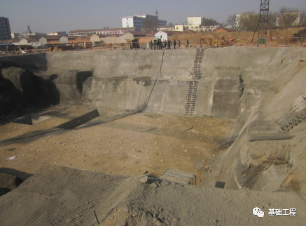 深基坑内支撑施工排水资料下载-超大面积深基坑土方开挖施工技术