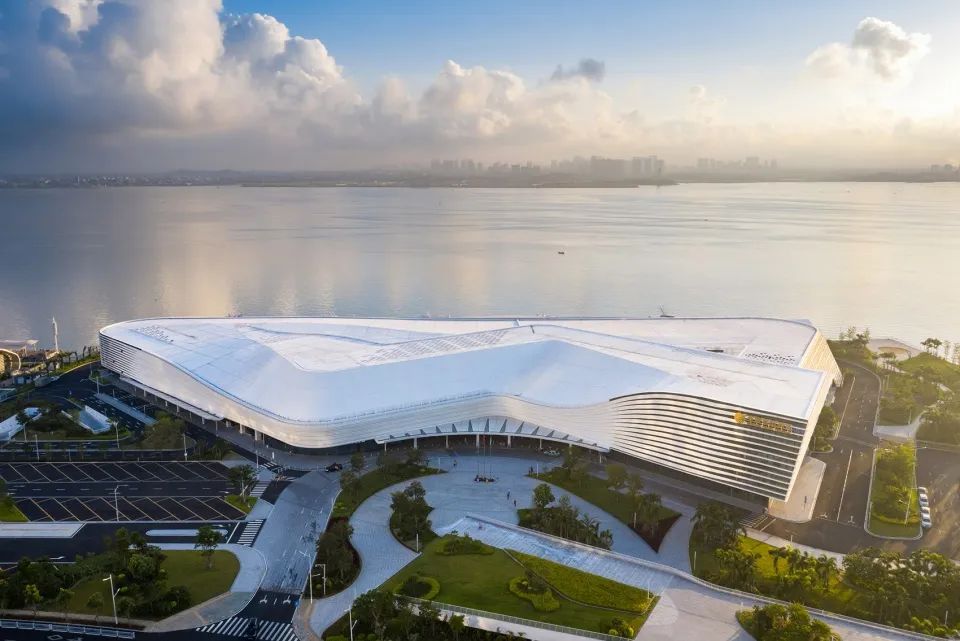 客运码头仿佛海边的浪花  榫卯建筑摄影