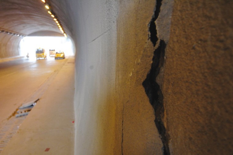 施工阶段楼板开裂资料下载-隧道工程施工阶段的常见病害与防治