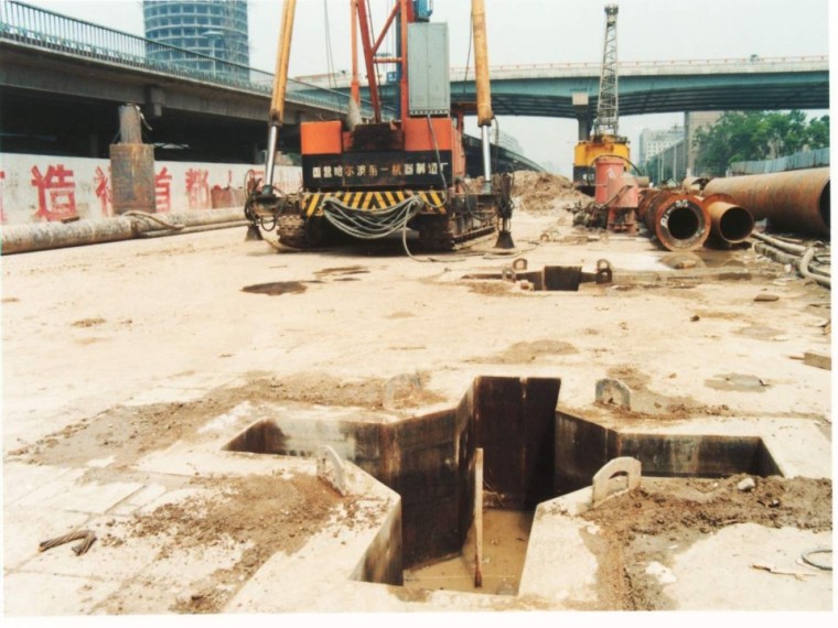 拱盖法地铁车站资料下载-地铁车站明挖法、盖挖法施工技术与安全管理