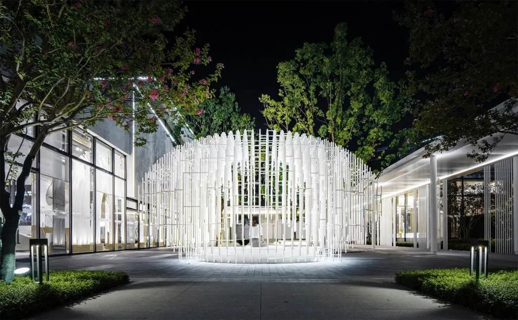 中庭设计以鸟巢为主题, 鸟笼形状的创意廊架增加了设计的文化和艺术