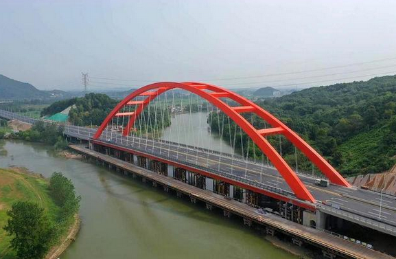 采用双向六车道城市主干路设计标准,主桥为下承式钢箱系杆提篮拱桥