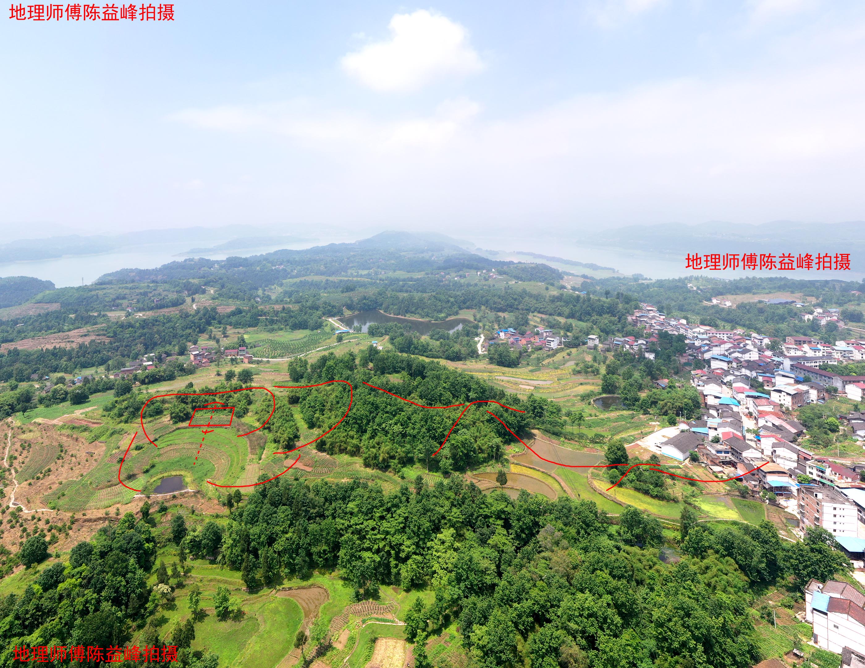 穴山自开双手,弯环抱穴,内局紧凑,罗城紧密