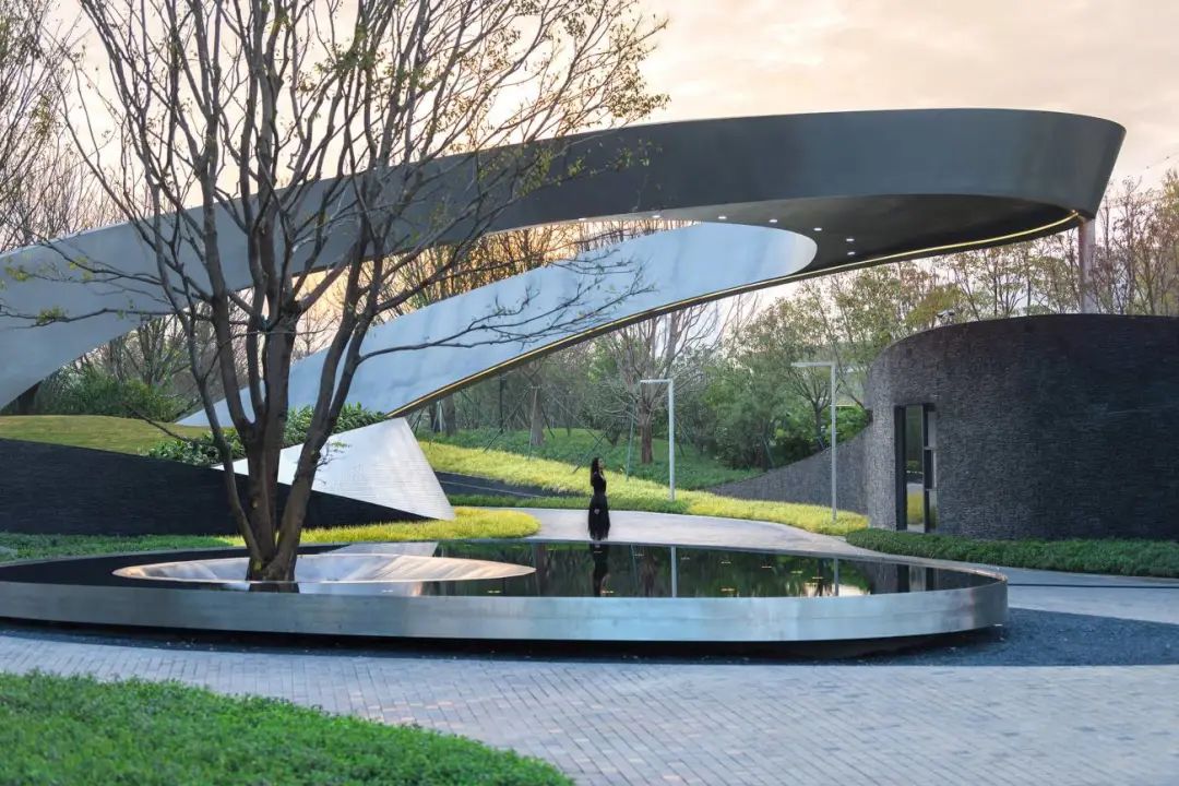 耗费精力的空间 作为第一形象界面 大量异形加工的景墙增加自然的质感