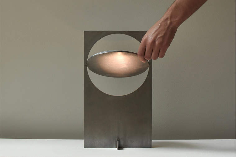 具有交互式元素的扁平状灯具设计