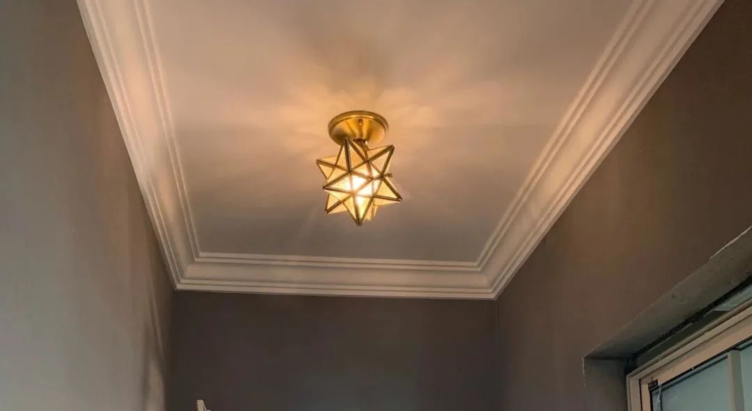 简单小巧的星状吊灯,四周一圈石膏线,简简单单的走廊空间,也显得