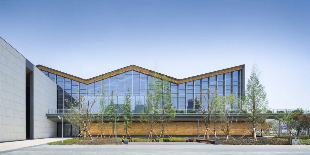 建筑南立面处的坡屋面设计  摄影:秦伟