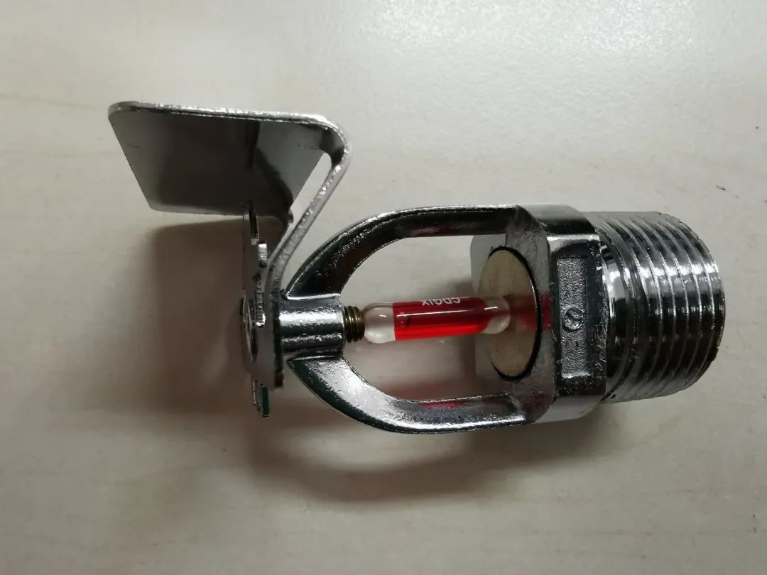 吊顶型喷头又分为嵌入式,齐平式和隐蔽式.