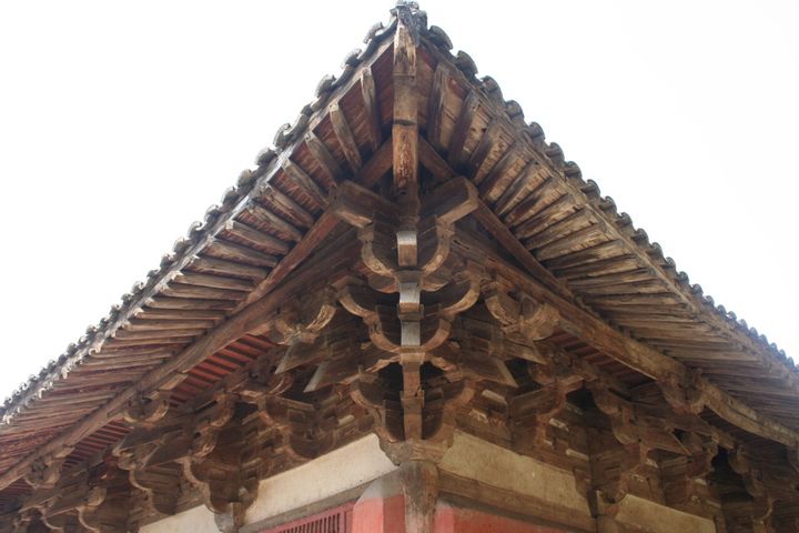 佛光寺无飞椽,檐椽端部急杀作方形,但其后仍为圆形截面