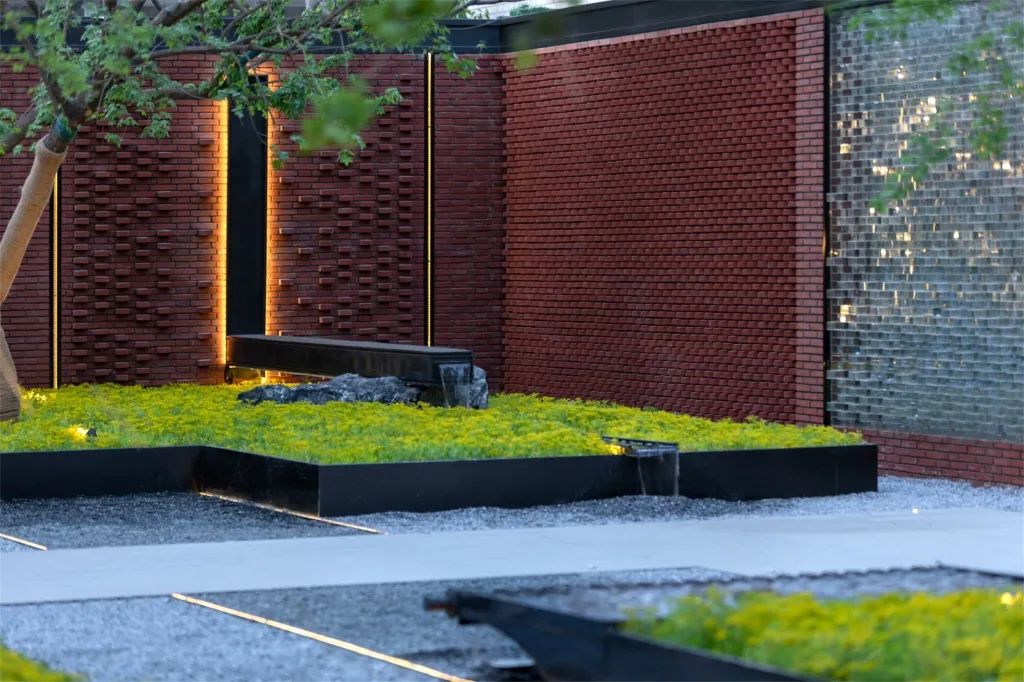 充满工业风的红砖与铁皮设计景墙水景