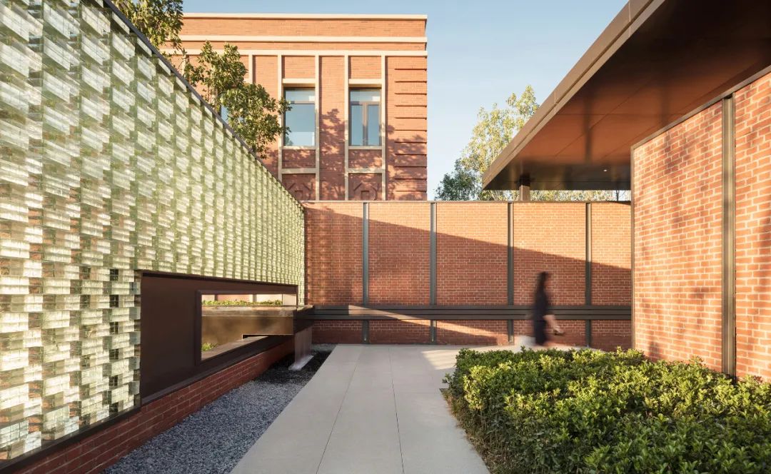 [分享]景观墙有玻璃砖的加持,想不到那么好看