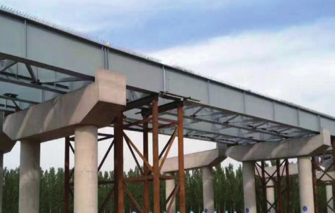 钢板组合梁由外露的工字型钢与钢筋混凝土顶板通过剪力键链接形成的一