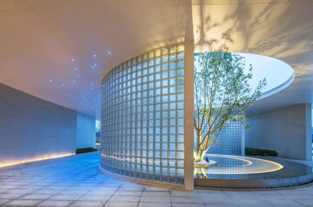 [分享]景观墙有玻璃砖的加持,想不到那么好看