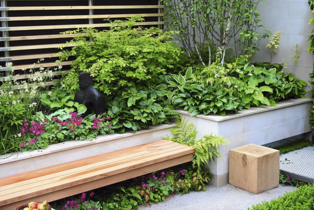 做个花池,可以把绿植的高度往上走 中间是座椅,脚下依然是绿植 这样做